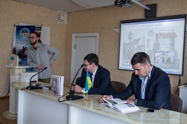  Автор репрезентує своє творіння